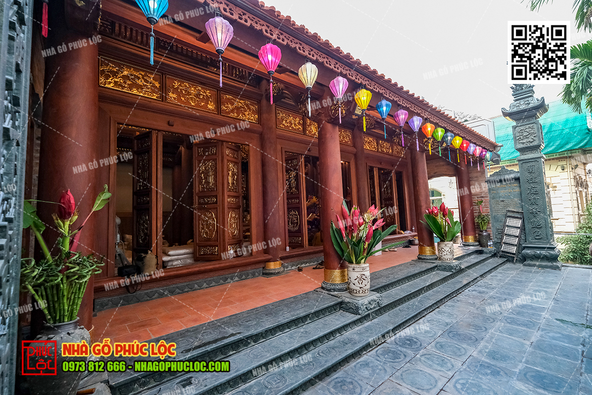 Hiên nhà được trang trí bằng đèn lồng đẹp mắt